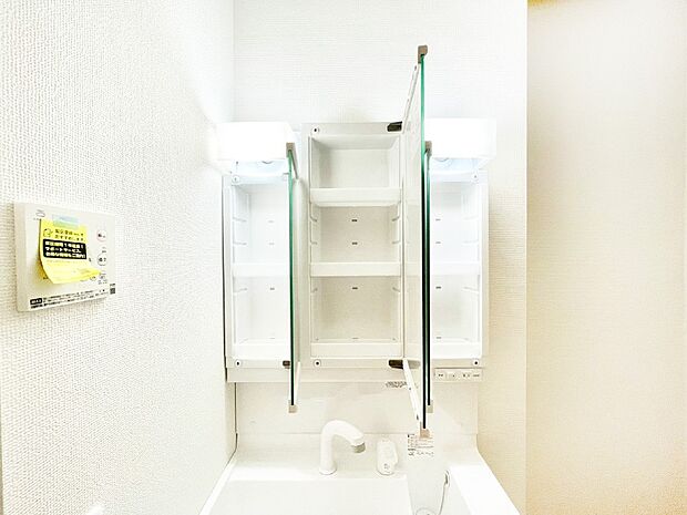【その他設備(三面鏡裏収納)】三面鏡の裏に、化粧品や衛生用品などを収納可能。洗面台をすっきりと保ちます!