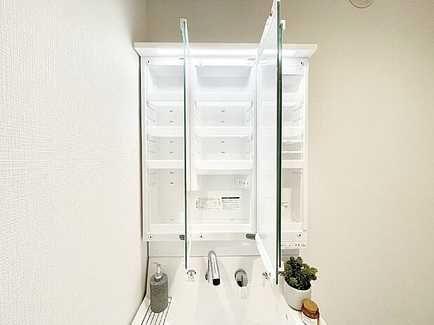 【その他設備(三面鏡裏収納)】三面鏡の裏に、化粧品や衛生用品などを収納可能。洗面台をすっきりと保ちます！