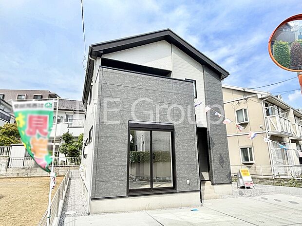 【現地外観写真】洗練された外観、上質な住空間が広がる室内は永く安心して過ごせる住居です。 