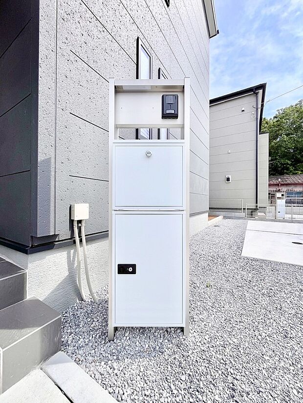 【その他現地】表札・インターホン・ポスト・宅配BOXをひとつに集約。エントランスになじむシンプルデザイン。