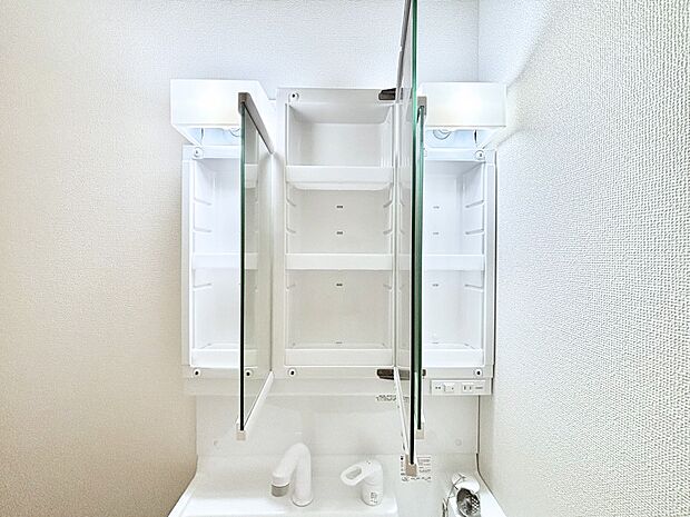 【その他設備(三面鏡裏収納)】三面鏡の裏に、化粧品や衛生用品などを収納可能。洗面台をすっきりと保ちます！