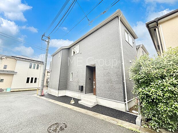 【現地外観写真】上質感あふれる外観デザイン。魅力の住まいを実現。