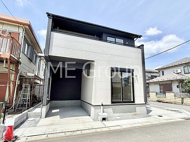 【現地外観写真】洗練された外観、上質な住空間が広がる室内は永く安心して過ごせる住居です。 