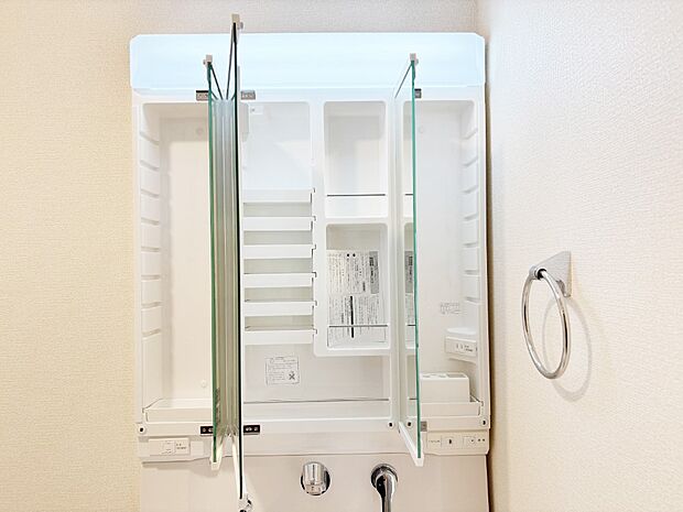 【その他設備(三面鏡裏収納)】三面鏡の裏に、化粧品や衛生用品などを収納可能。洗面台をすっきりと保ちます!