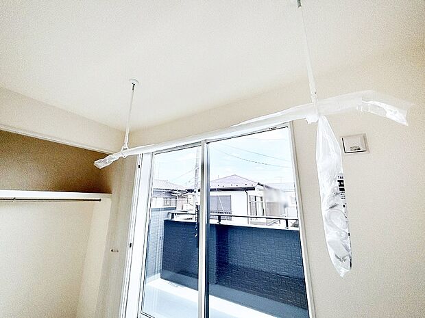 【その他設備(室内物干し)】室内物干しポール。梅雨や花粉の時期に大活躍します。  