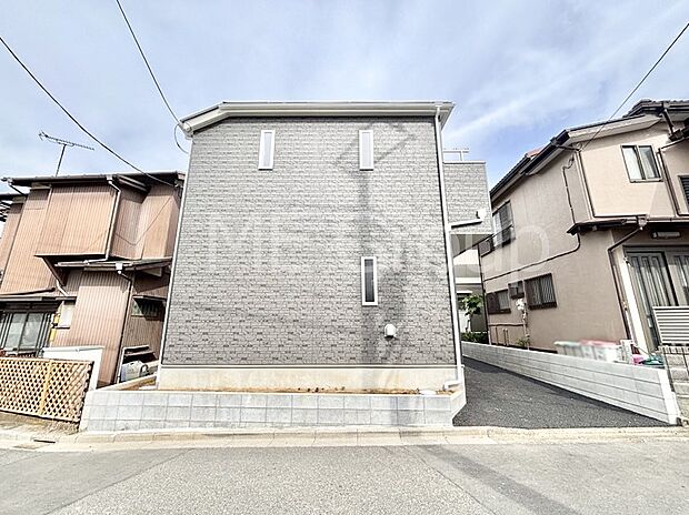 【現地外観写真】たっぷりの陽光と心地よい風が舞い込む住まい