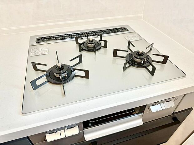 【その他設備(三ツ口コンロ)】三口ガスコンロでお料理が一気にはかどりそう
