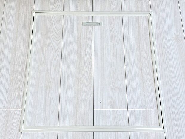 【その他設備(三面鏡裏収納)】三面鏡の裏に、化粧品や衛生用品などを収納可能。洗面台をすっきりと保ちます!
