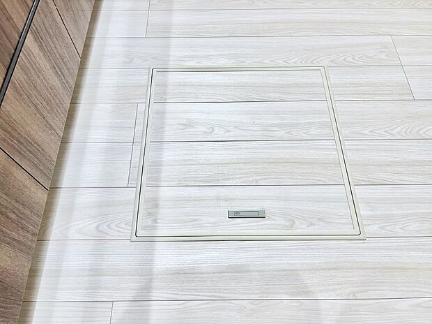 【その他設備(床下収納)】床下収納付き！日用品・非常用品の収納にも大活躍。