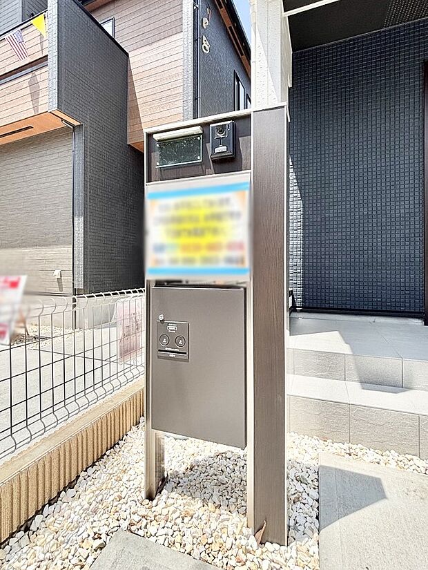 【その他現地】表札・インターホン・ポスト・宅配ＢＯＸをひとつに集約。エントランスになじむシンプルデザイン。
