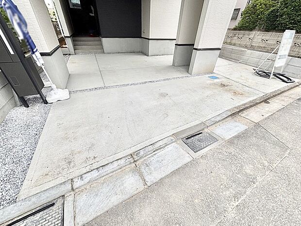 【駐車場】駐車2台可能！急なお客様の駐車に。また、ご家族の自転車スペースとしても大活躍。