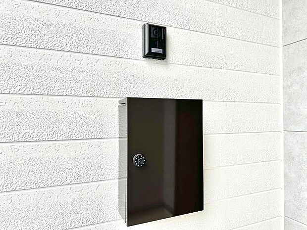 【その他現地】シンプルデザインのポスト。