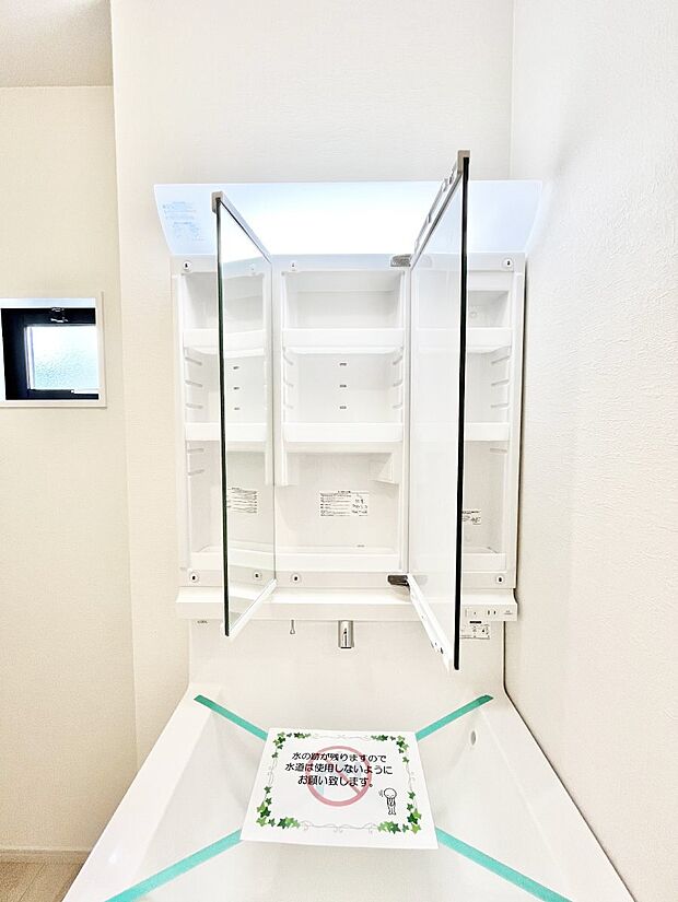 【その他設備(三面鏡裏収納)】三面鏡の裏に、化粧品や衛生用品などを収納可能。洗面台をすっきりと保ちます！