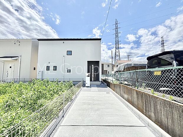 【現地外観写真】洗練された外観、上質な住空間が広がる室内は永く安心して過ごせる住居です。