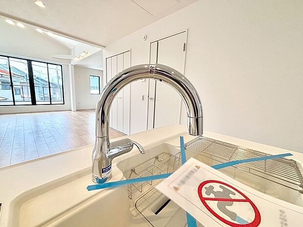 【その他設備(浄水器)】いつでも清潔なおいしいお水を。一つの水栓で水道水と浄水を使い分け。