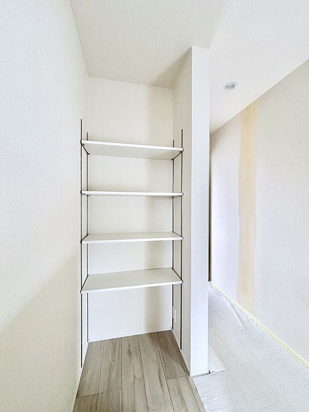 【その他設備(廊下収納)】廊下収納。掃除道具や季節の小物を収納することができます。