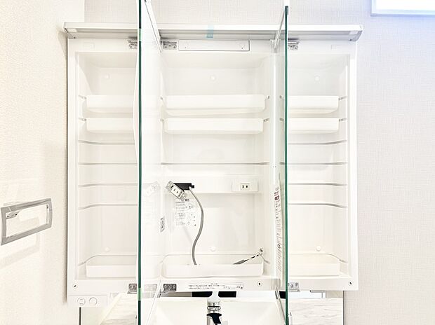【その他設備(三面鏡裏収納)】三面鏡の裏に、化粧品や衛生用品などを収納可能。洗面台をすっきりと保ちます!