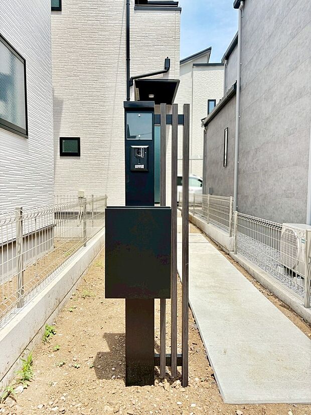 【その他現地】シンプルデザインのポスト。