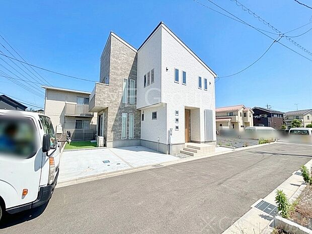 【前面道路含む現地写真】見通しの良さとともに、街並みに開放感を与えてくれます。