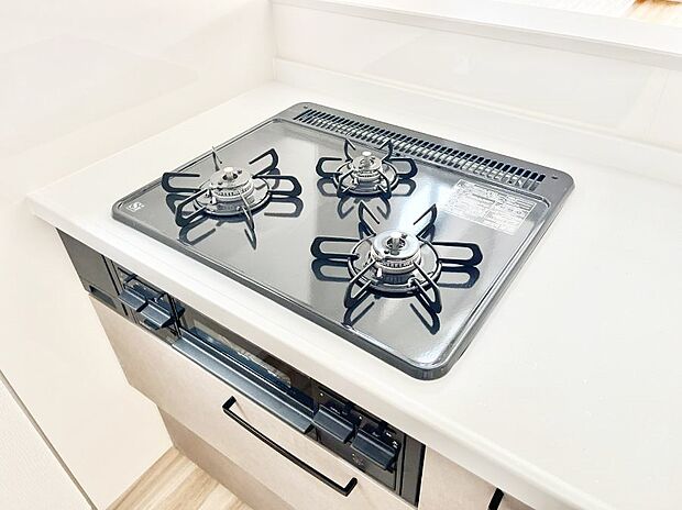 【その他設備(ガスコンロ)】三口ガスコンロでお料理が一気にはかどりそう  