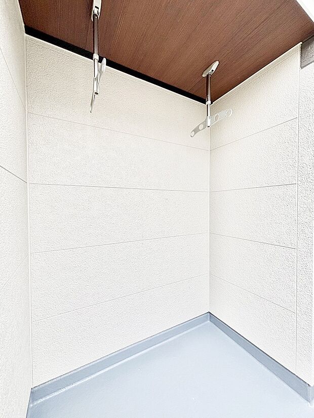 【その他設備(物干し)】バルコニーの屋根付きスペースの物干し