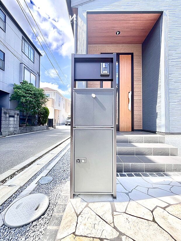 【その他現地】シンプルデザインのポスト。
