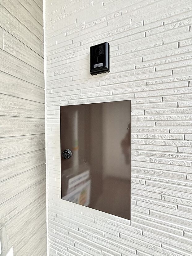 【その他現地】シンプルデザインのポスト。