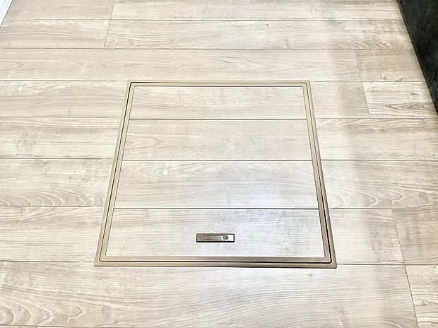 【その他設備(床下収納)】床下収納付き!日用品・非常用品の収納にも大活躍。