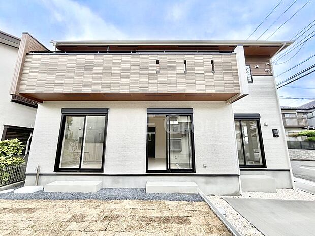 【現地外観写真】洗練された外観、上質な住空間が広がる室内は永く安心して過ごせる住居です。