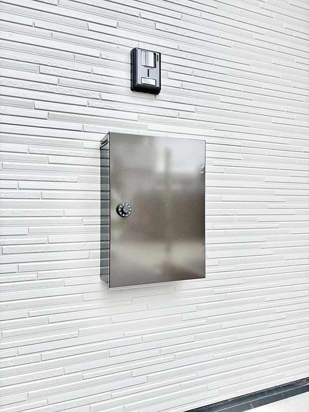 【その他現地】シンプルデザインのポスト。