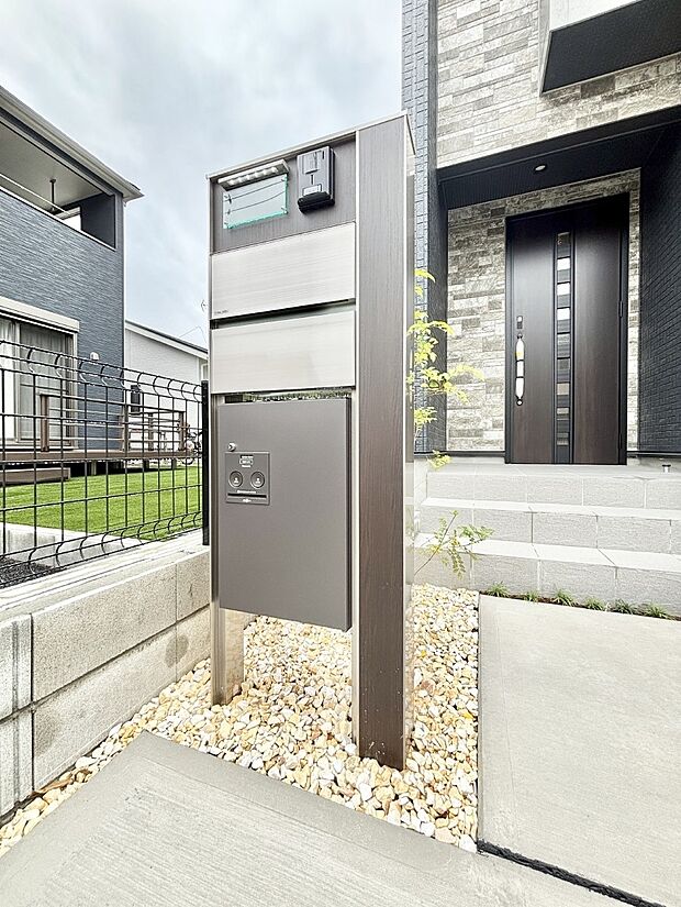 【その他現地】表札・インターホン・ポスト・宅配ＢＯＸをひとつに集約。エントランスになじむシンプルデザイン。