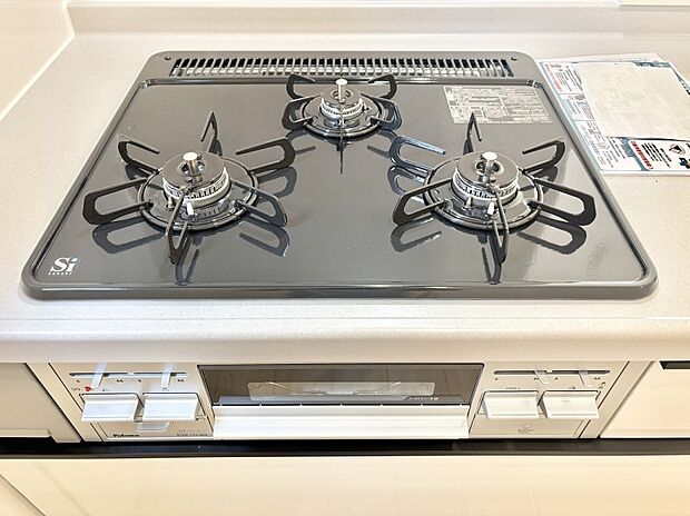 【その他設備(3口コンロ)】三口ガスコンロでお料理が一気にはかどりそう  