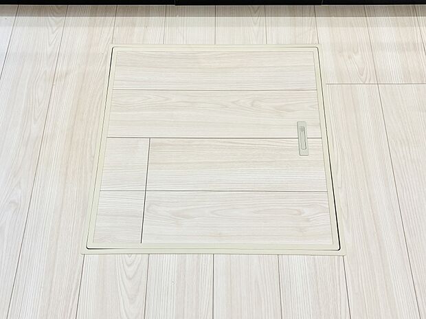 【その他設備(床下収納)】床下収納付き！日用品・非常用品の収納にも大活躍。