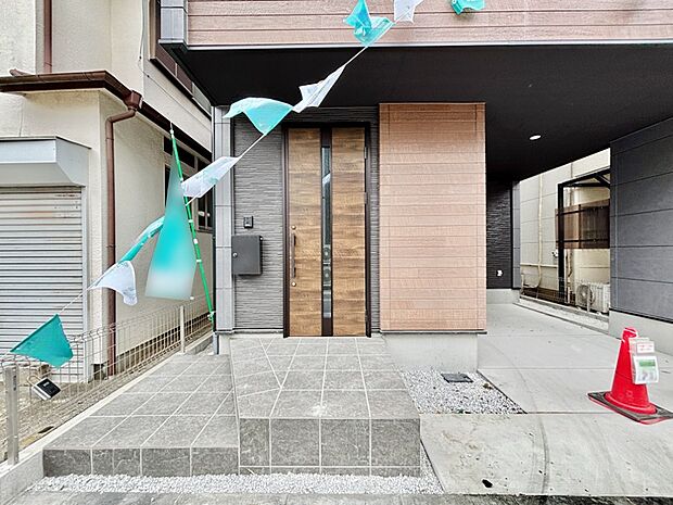 【玄関】玄関前は雨が降っても濡れにくい屋根付き 