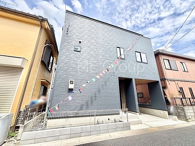 【現地外観写真】洗練された外観、上質な住空間が広がる室内は永く安心して過ごせる住居です。 