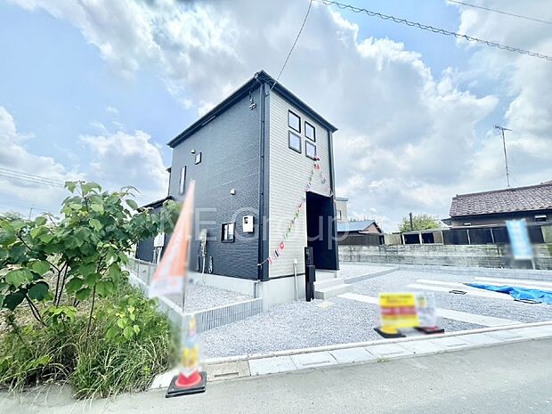 【現地外観写真】洗練された外観、上質な住空間が広がる室内は永く安心して過ごせる住居です。 