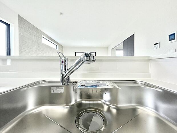【その他設備(浄水器)】いつでも清潔なおいしいお水を。一つの水栓で水道水と浄水を使い分け。