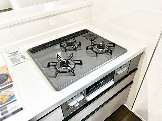 【その他設備(三ツ口コンロ)】三口ガスコンロでお料理が一気にはかどりそう。  