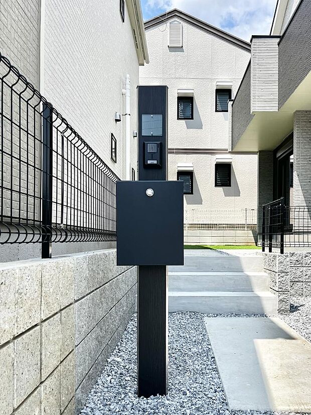 【その他現地】表札・インターホン・ポストをひとつに集約。エントランスになじむシンプルデザイン。