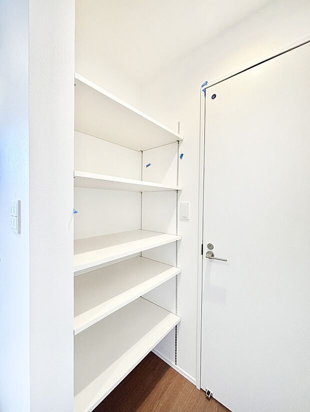 【その他設備(玄関ホール収納)】玄関ホール収納です。掃除道具やお出かけ用グッズの収納に便利です。