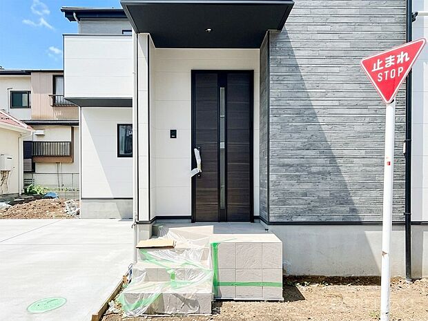 【玄関】シンプルで落ち着いた雰囲気の玄関でご家族やお客様をお出迎え！