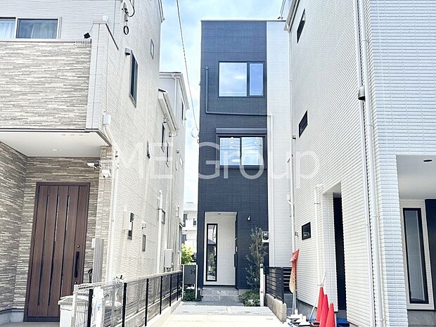 【現地外観写真】洗練された外観、上質な住空間が広がる室内は永く安心して過ごせる住居です。
