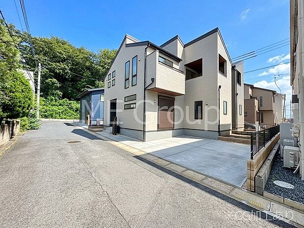 【その他現地】表札・インターホン・ポスト・宅配ＢＯＸをひとつに集約。エントランスになじむシンプルデザイン。　