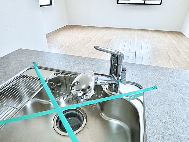 【その他設備(浄水器)】いつでも清潔なおいしいお水を。一つの水栓で水道水と浄水を使い分け。