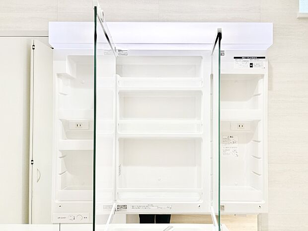 【その他設備(三面鏡裏収納)】三面鏡の裏に、化粧品や衛生用品などを収納可能。洗面台をすっきりと保ちます！