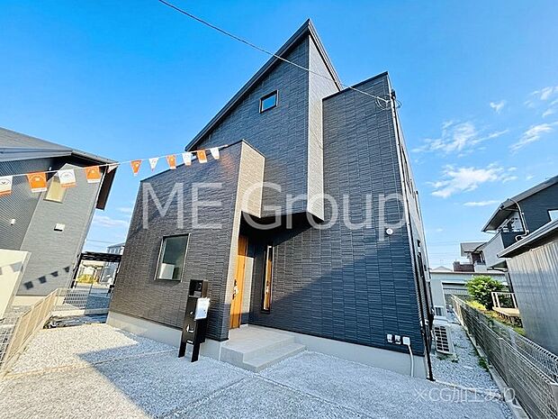 【現地外観写真】洗練された外観、上質な住空間が広がる室内は永く安心して過ごせる住居です。 