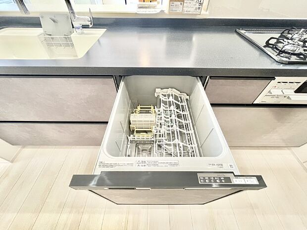 【その他設備(食洗機)】面倒なお片づけは食洗機にお任せ！家事の負担が減って、時間にも気持ちにもゆとりができます。