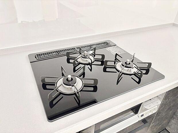 【その他設備(三ツ口コンロ)】三口ガスコンロでお料理が一気にはかどりそう  　