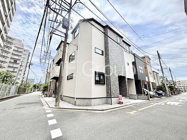 【前面道路含む現地写真】角地なので日当たりも良く、お家が堂々として見えます。