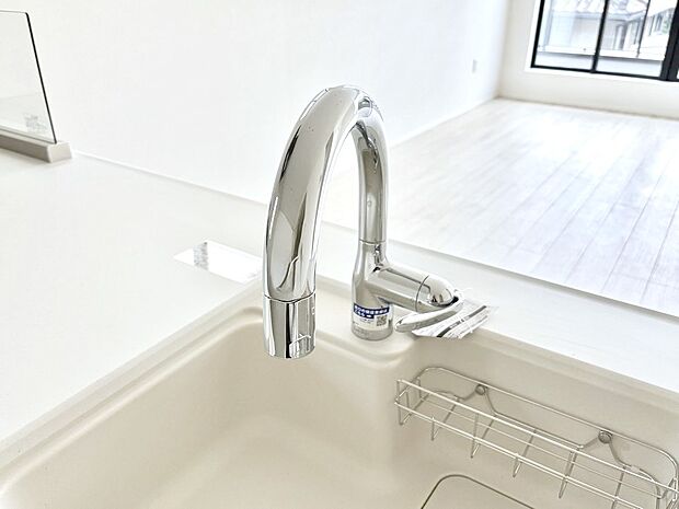 【その他設備(タッチレス水栓)】センサーに手をかざすだけで吐水／止水ができるタッチレス水栓。浄水器付き。